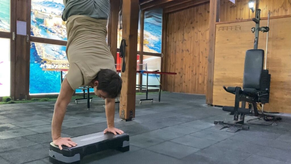 hand-stand-push-up-1