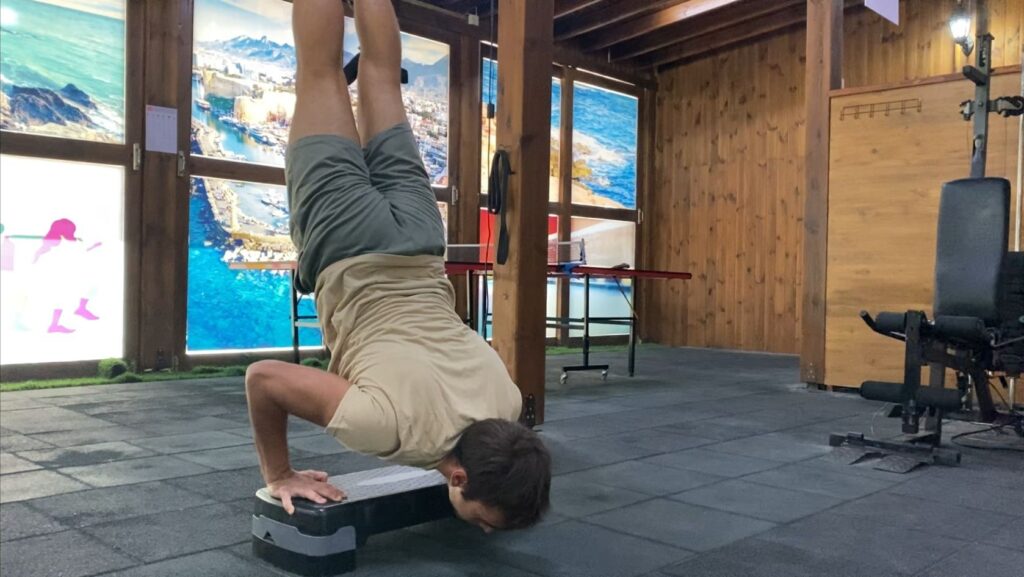 hand-stand-push-up-2